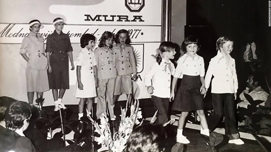 Melanija (second right) at a fashion review in 1977 at the textile factory where her mother used to work.