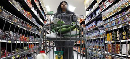 A shopper walks down an aisle in a newly opened Walmart Neighborhood Market in Chicago. (photo: Jim Young/Reuters)